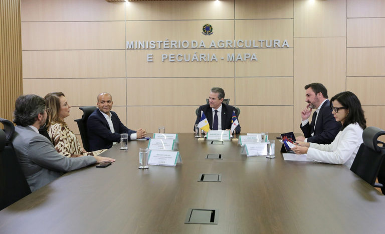 Ministro André de Paula recebe ex-ministra Kátia Abreu e presidente de grupo angolano para tratar de cooperação no agro
