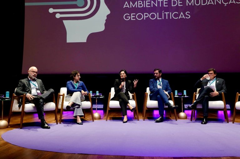 Secretária do MDIC analisa desafios do comércio exterior em um contexto global de transformação