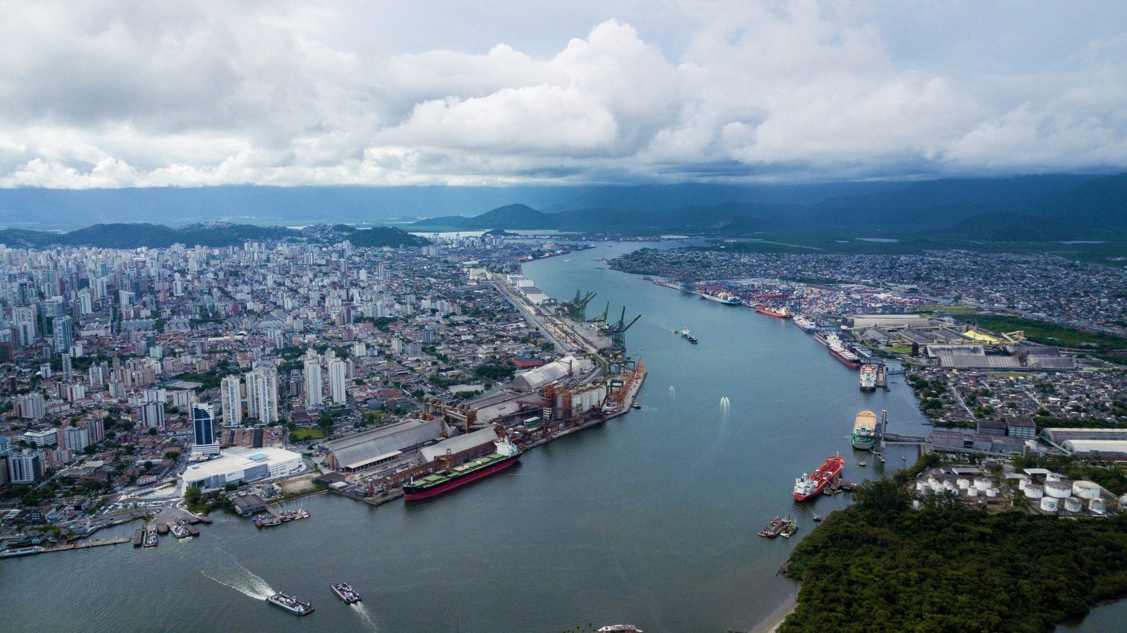 Porto de Santos assina contrato para dragagem de aprofundamento do canal de navegação
